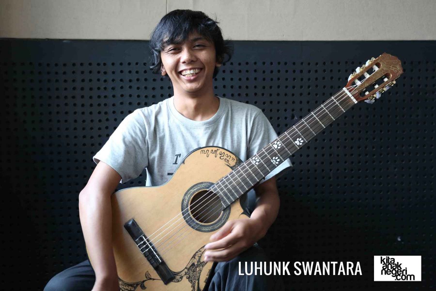 Belajar Gitar : Luhunk – Bermain gitar dengan cara berbeda