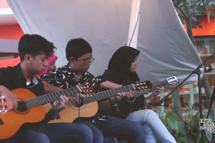 KITA Anak Negeri Goes to Margocity April 2017 : Guitar Ensemble KITA Anak Negeri – Lullaby (Cover)