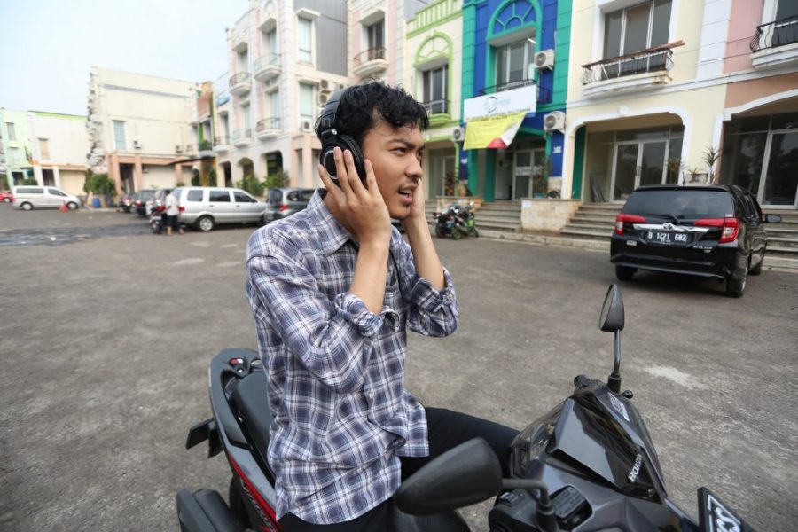 Jangan Kebiasaan Naik Motor Sambil Denger Musik, Bahaya!