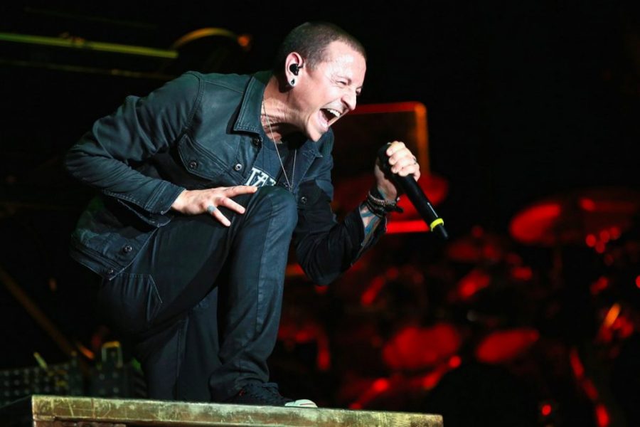 Mengenang Chester Bennington dalam 7 Lagu Terbaik Linkin Park