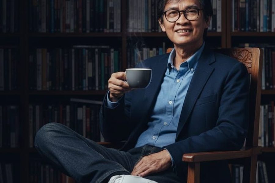 Selamat untuk penyair Prof. Tengsoe Tjahjono atas Anugerah Sabda Budaya 2025 Universitas Brawijaya